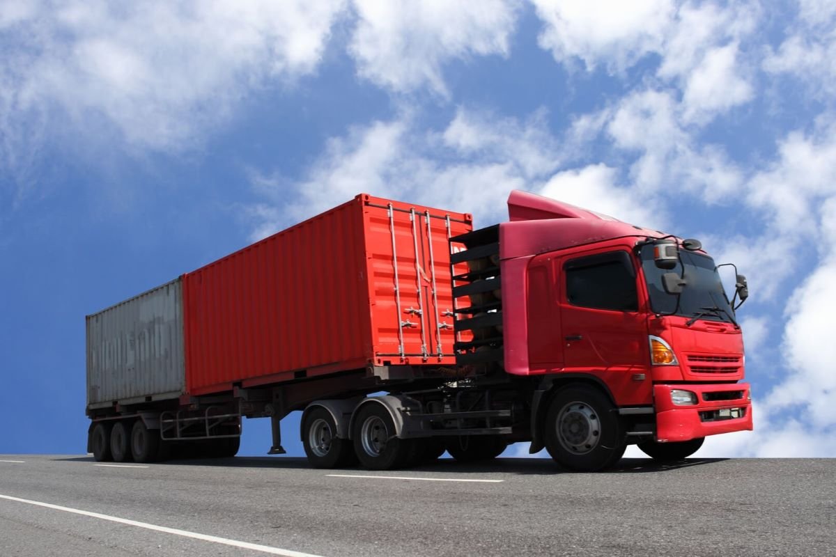 Antara Efisiensi dan Keamanan: Mengapa Sewa Colt Diesel Jadi Andalan Pengusaha Logistik?