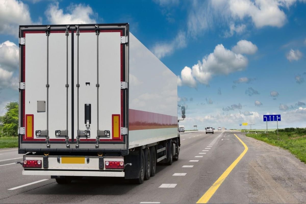 Butuh Angkut Barang Banyak? Sewa Truk Colt Diesel FTL Jawabannya!