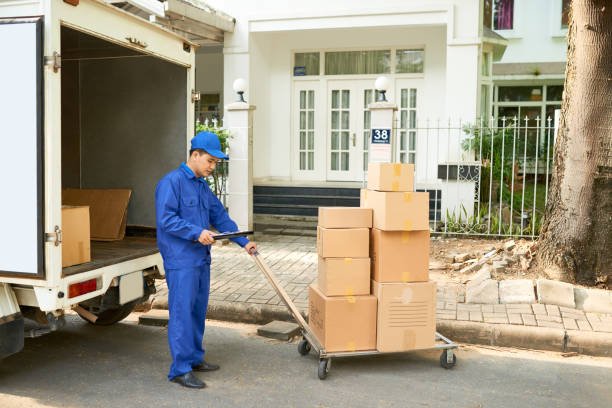 Pindahan, Kirim Barang, atau Distribusi Tanpa Ribet? Sewa Truk Box Door to Door Solusinya!