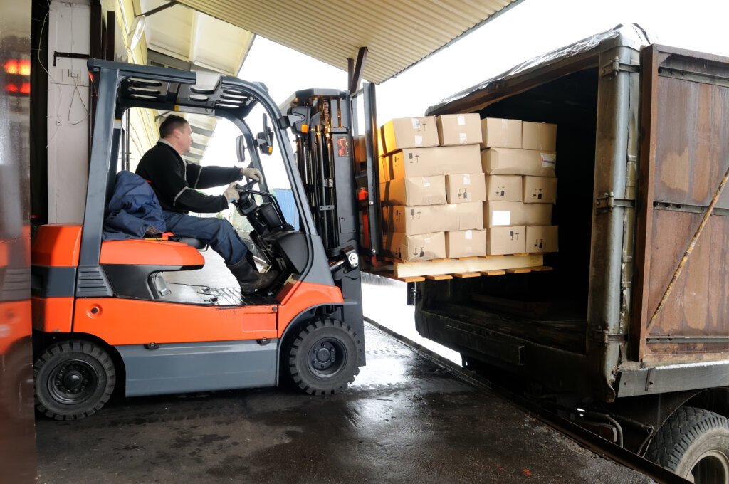 Gabungkan Sewa Truk Surabaya dan Warehouse Fulfillment untuk Pengiriman Cepat dan Terpercaya