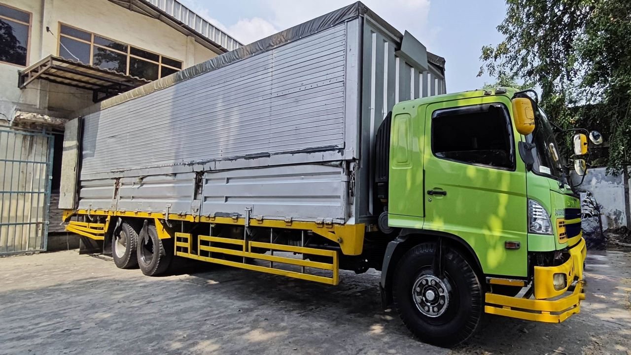Pemuatan Cepat, Bongkar Mudah! Truk Wingbox Bikin Efisiensi Pengiriman Naik Drastis