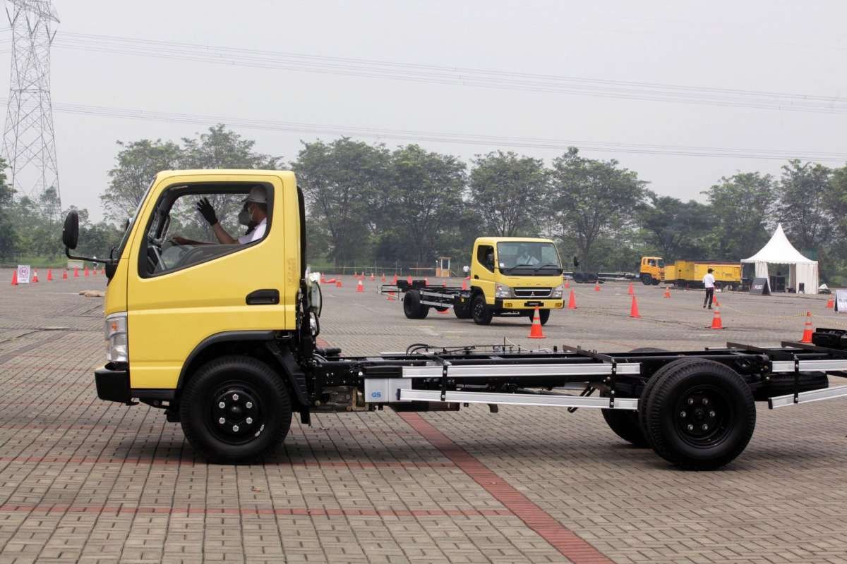 Segar Sampai Tujuan: Solusi Sewa Truk Box Khusus Pengiriman Ikan Anda