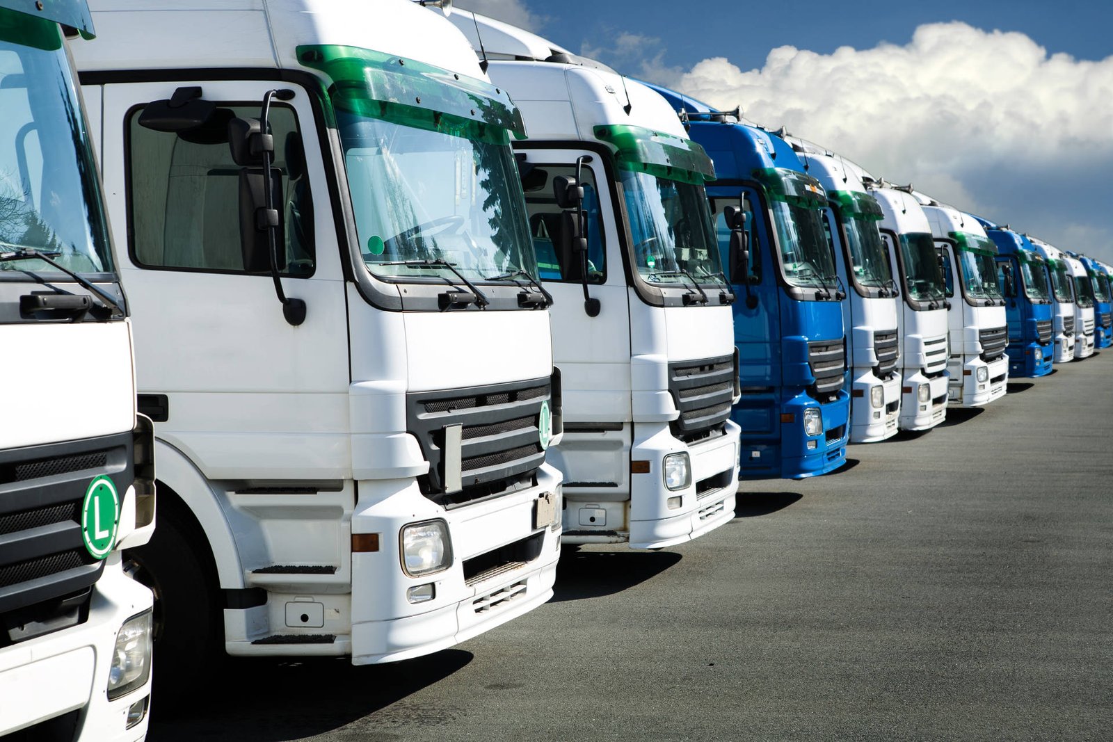 Keuntungan Menyewa Truk Jangka Panjang dengan SMB Cargo Trans untuk Efisiensi dan Keandalan Bisnis
