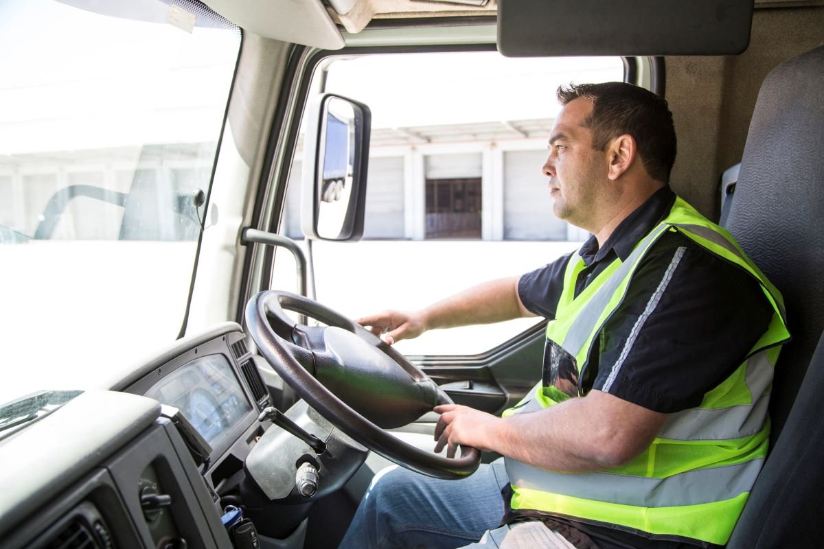 Layanan Sewa Truk Box dengan Driver Profesional untuk Pengiriman Gudang
