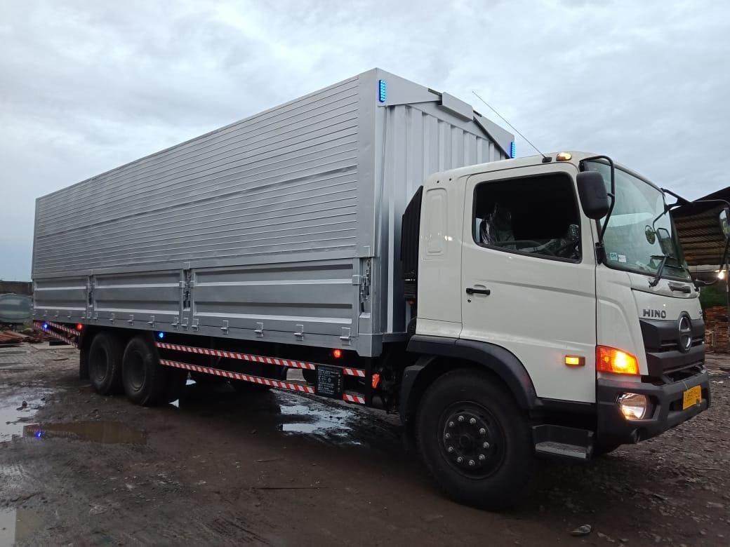 Keunggulan Truk Wingbox dalam Mempercepat Proses Bongkar Muat Barang