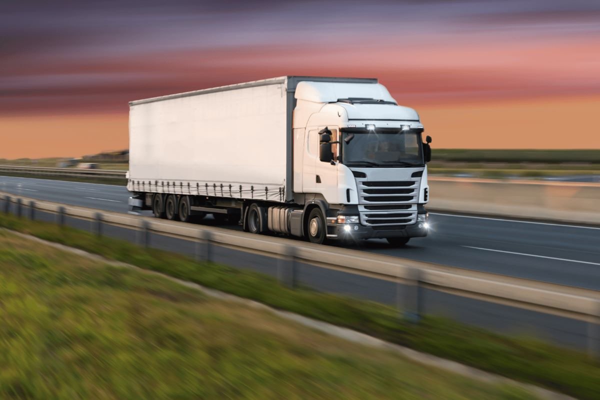 Layanan Sewa Truk Box FTL Surabaya: Pengiriman Skala Besar Lebih Praktis