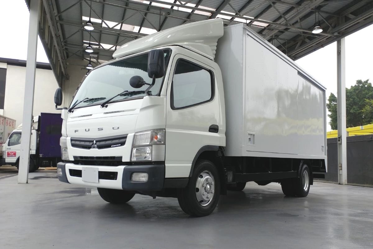 Layanan Sewa Truk Fuso Fleksibel dari SMB Cargo Trans untuk Perjalanan Jarak Jauh dan Antar Pulau