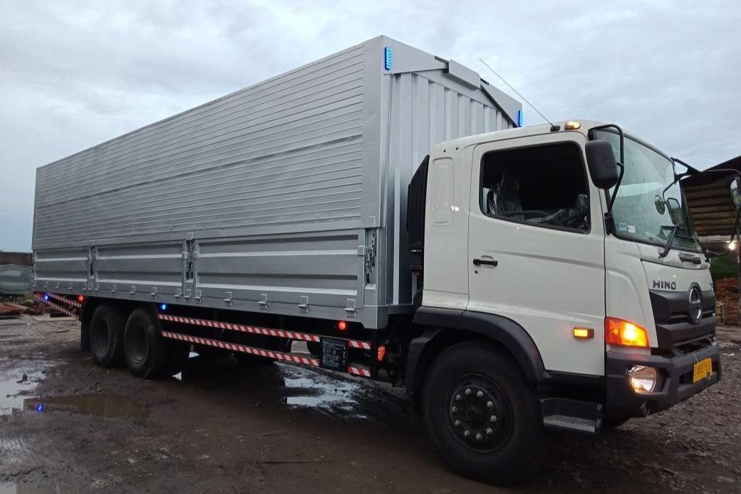 Memilih Truk Wingbox yang Sesuai Kebutuhan Bisnis Anda: Jenis dan Aplikasi di Lapangan