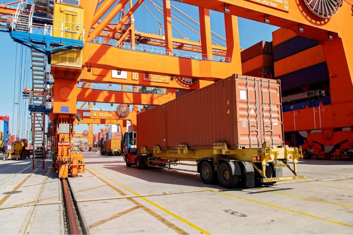 Optimalkan Supply Chain Anda dengan Layanan Sewa Truk Surabaya untuk Industri