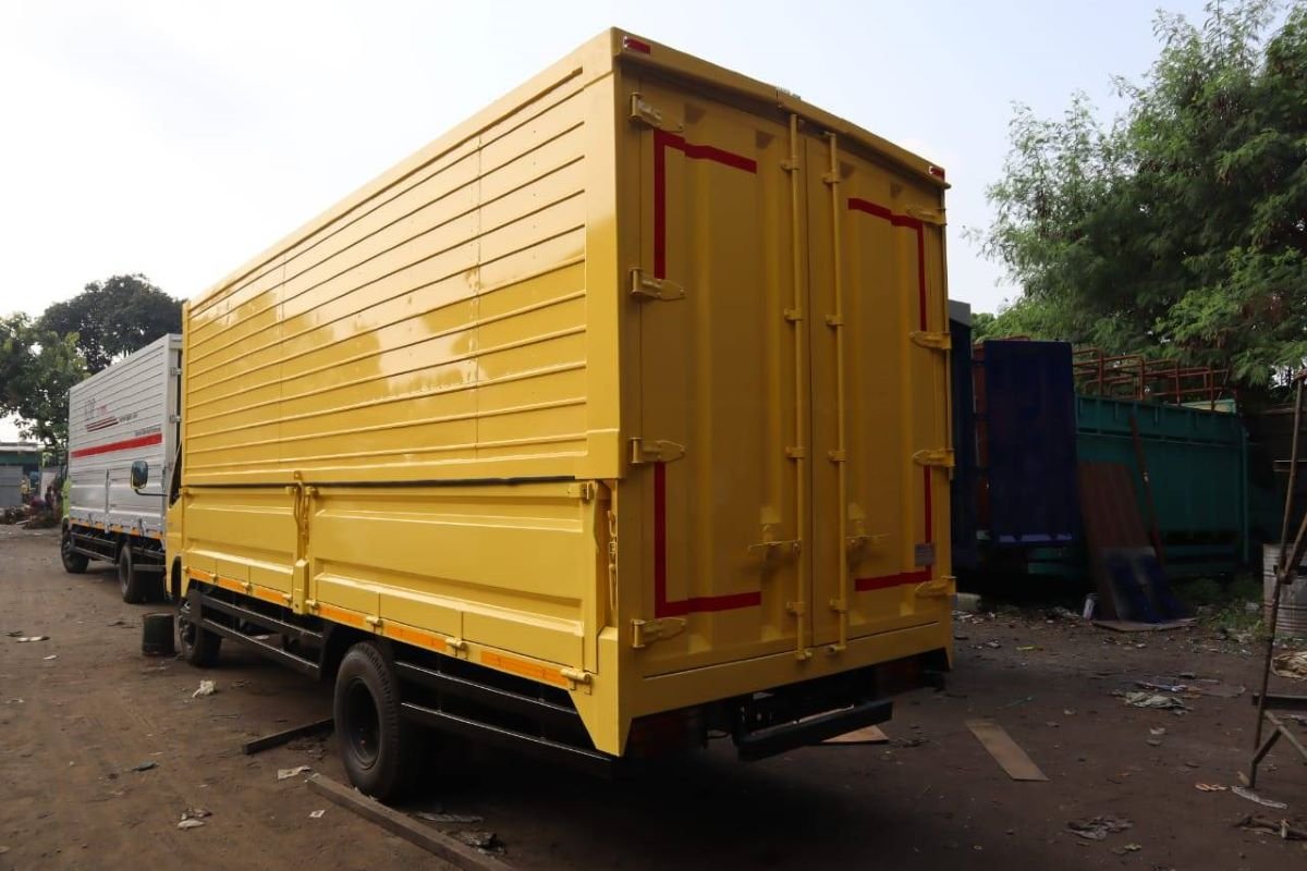 Hemat Biaya Operasional dengan Sewa Truk Wingbox untuk Restoran Surabaya