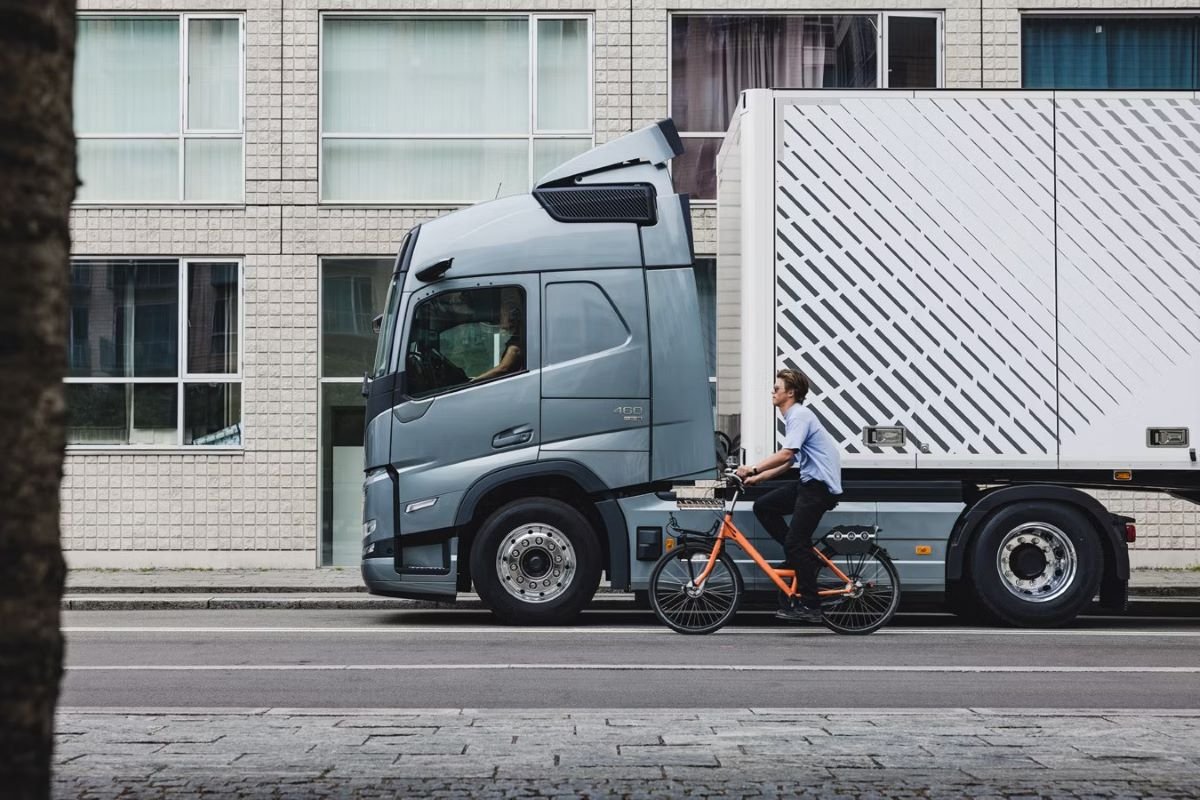 Mengapa Sewa Truk dengan Pengemudi Surabaya Lebih Aman dan Efisien untuk Pengiriman?