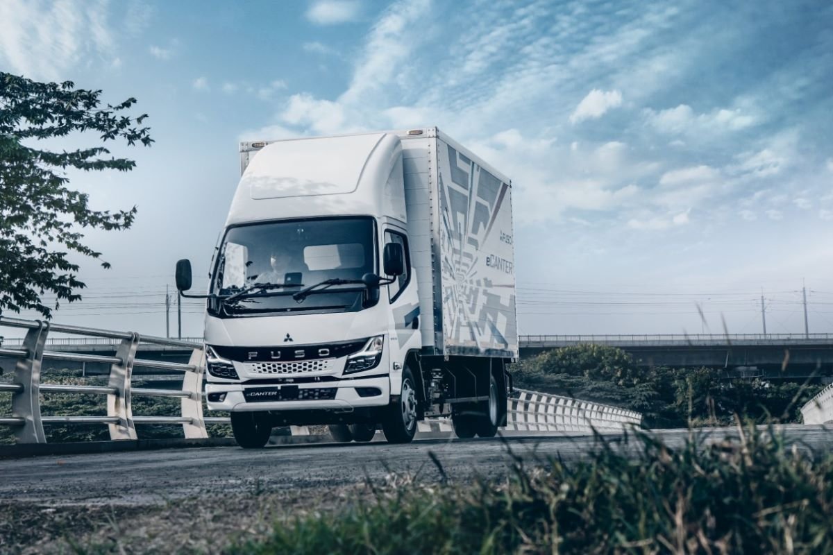 Solusi Armada Profesional: Sewa Truk Fuso untuk Proyek Besar Surabaya