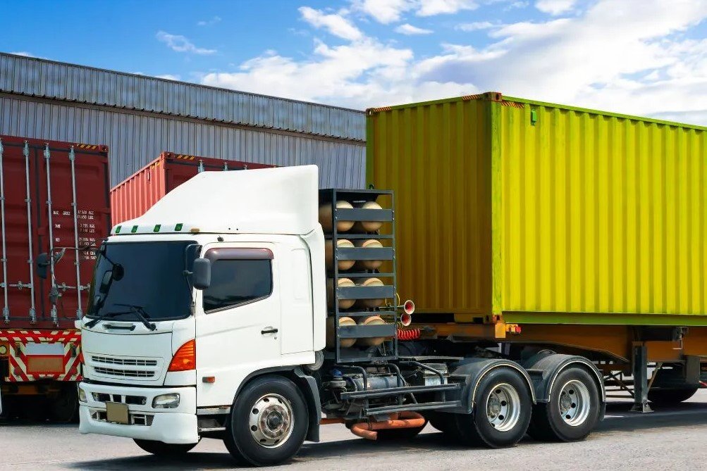 Wajib Tahu! Jasa Paling Recommended Sewa Truk untuk Distribusi Barang Surabaya!