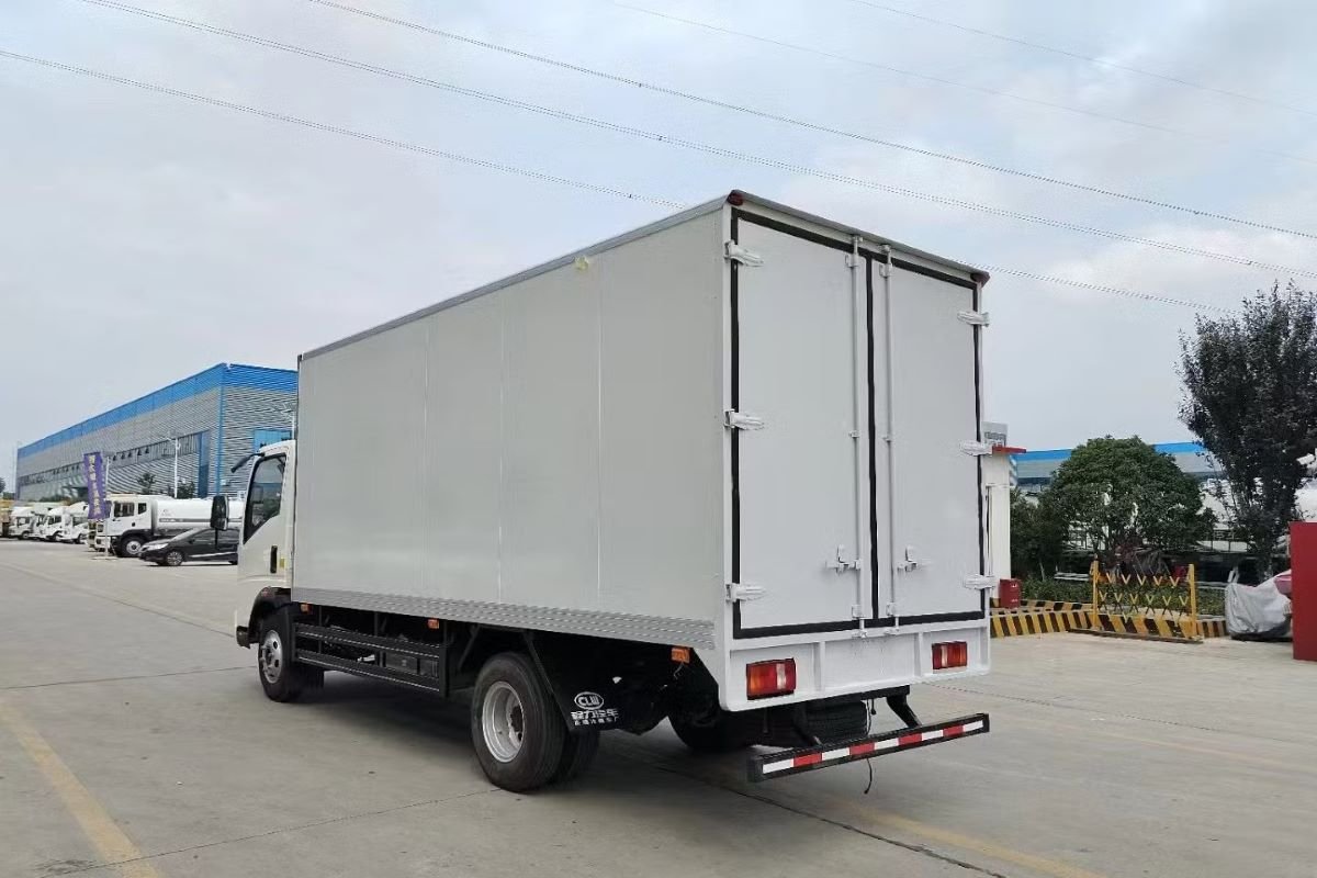 Pabrik Manufaktur Perlu Pengiriman yang Fleksibel? Sewa Truk Box untuk Pabrik Surabaya Solusinya