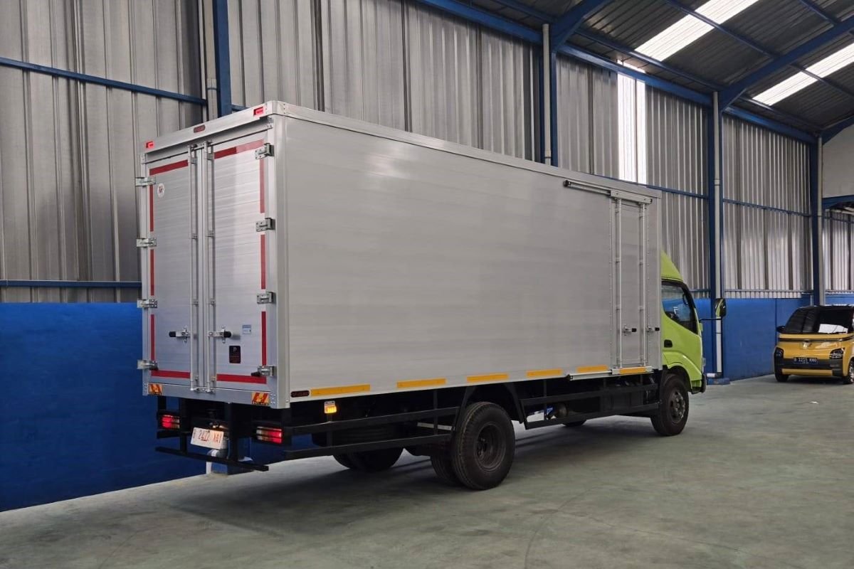 Sewa Truk untuk Proyek Bangunan Surabaya: Solusi Pengiriman Material Cepat & Tepat