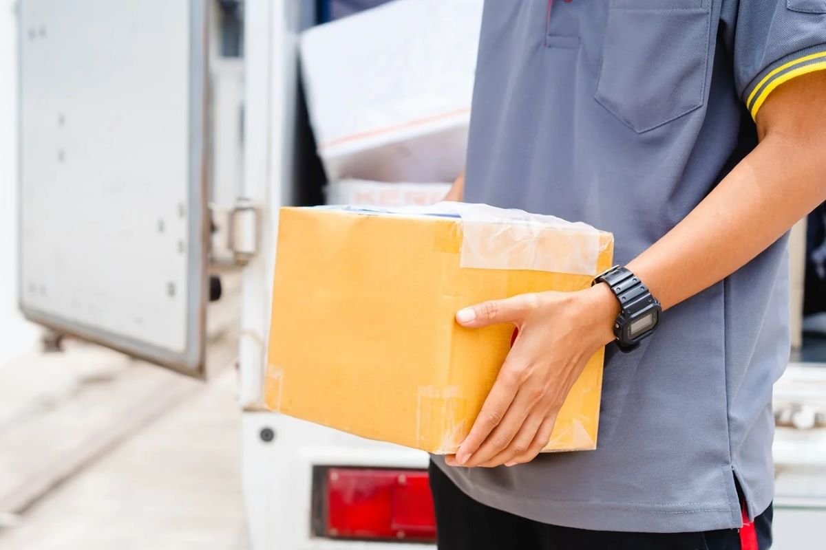 Sewa Truk Box di Surabaya: Pengiriman Barang Pakaian yang Profesional dan Terjamin