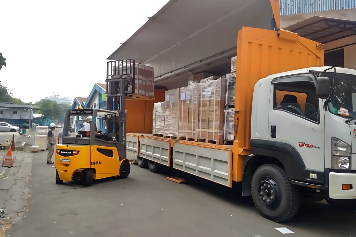 Solusi Terbaik, Sewa Truk Wingbox untuk Distribusi Retail Surabaya dengan Muat Bongkar Lebih Cepat