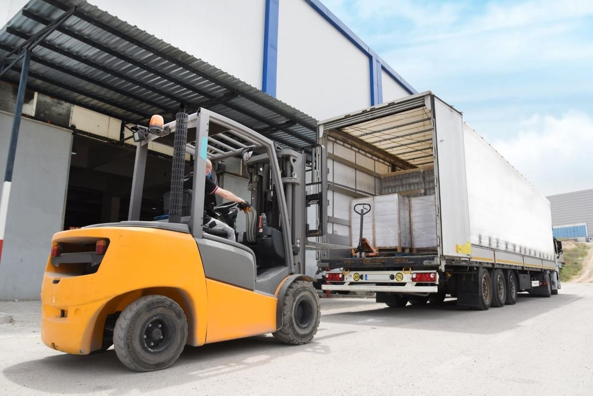 Truk Fuso Sewa Surabaya: Solusi Cepat dan Aman untuk Angkut Bahan Berat Industri!