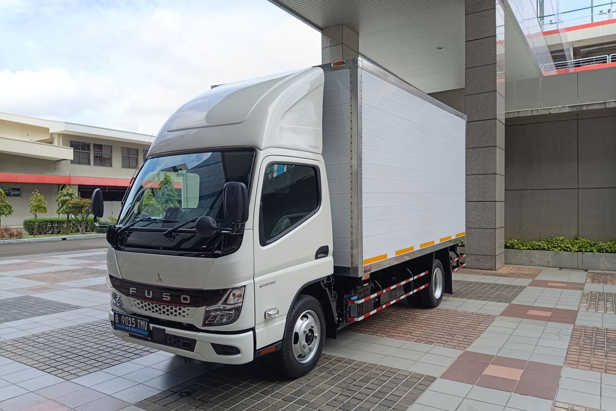 Mengapa Sewa Truk Box untuk Pengiriman Alat Berat ke Lokasi Surabaya Jadi Pilihan Industri Konstruksi dan Manufaktur?