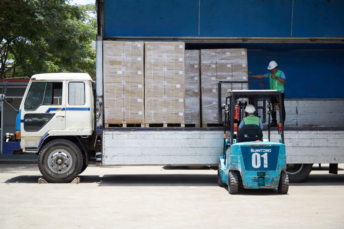 Mengapa Sewa Truk Wingbox Surabaya Cocok Banget untuk Kirim Peralatan Rumah Tangga?