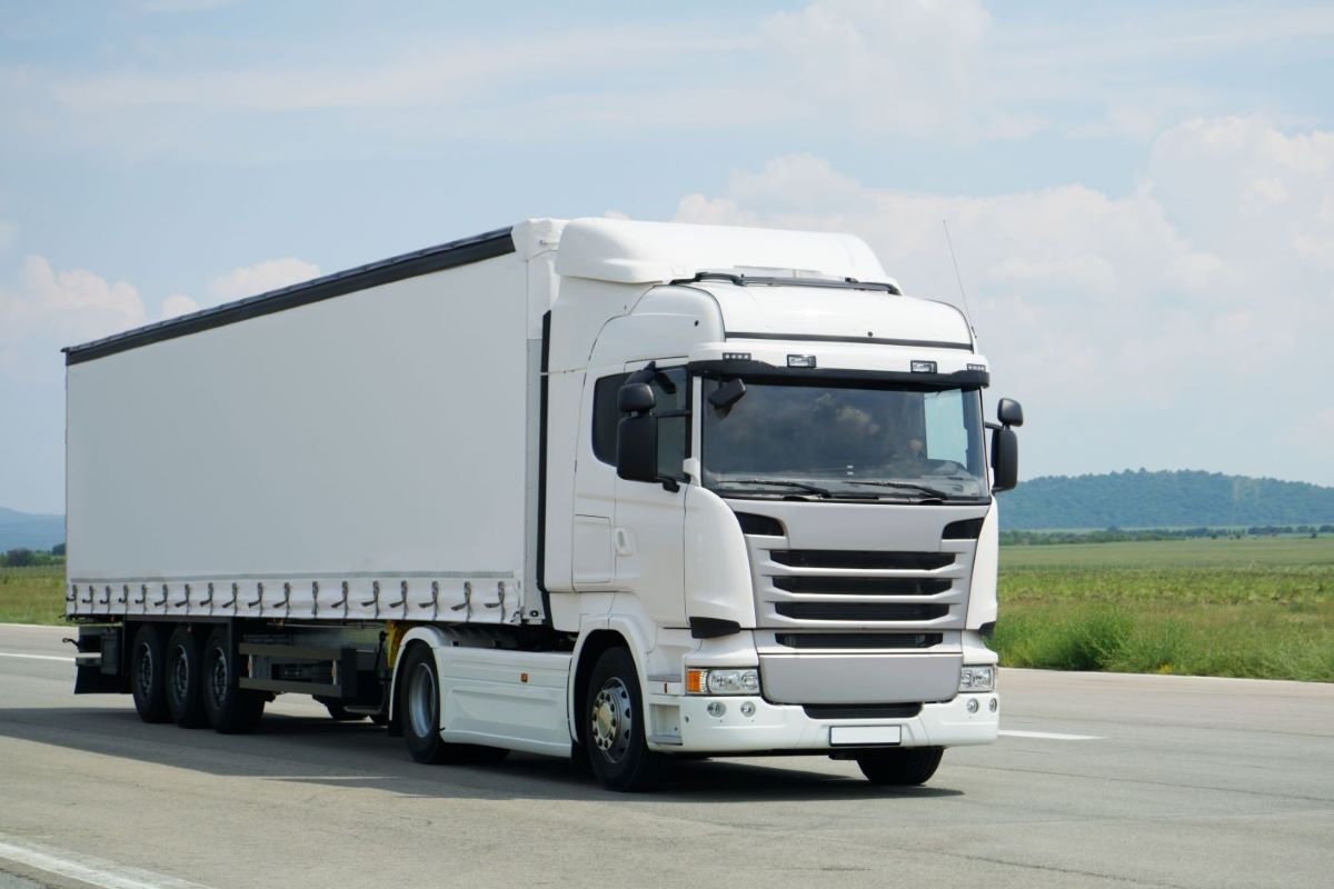 Sewa Truk Fuso untuk Pengiriman Bahan Bangunan Besar Surabaya, Solusi Logistik Proyek Skala Besar