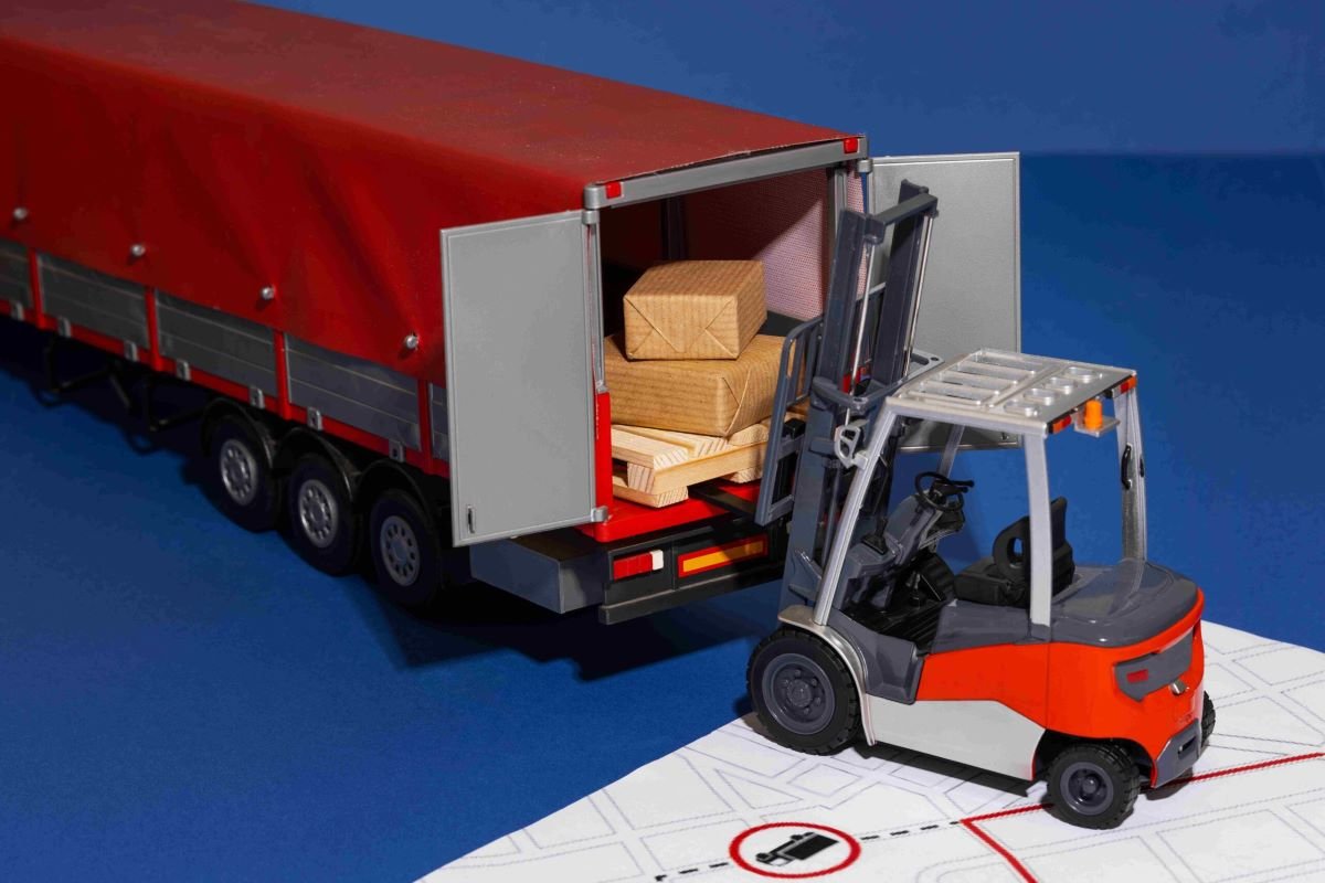 Rahasia Kelancaran Logistik Perusahaan dengan Sewa Truk Surabaya untuk Pengiriman Barang Industri!