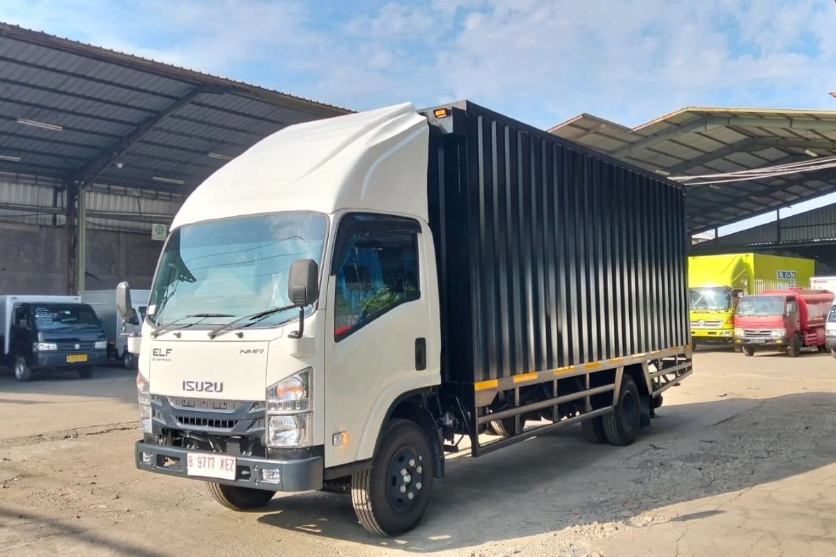 Sewa Truk CDD Box Antar Kota Surabaya: Solusi Kirim Barang Lebih Aman, Cepat, dan Terjangkau